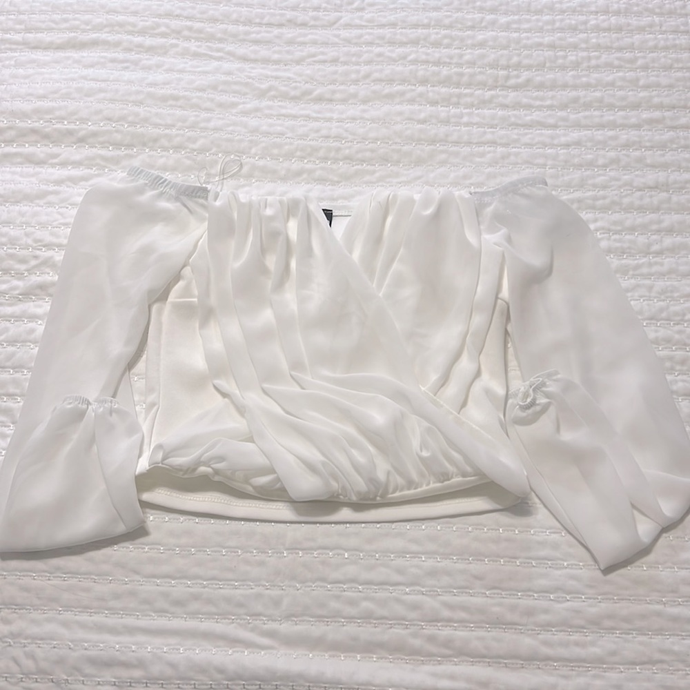 White Windsor off shoulder crop blouse NWOT
